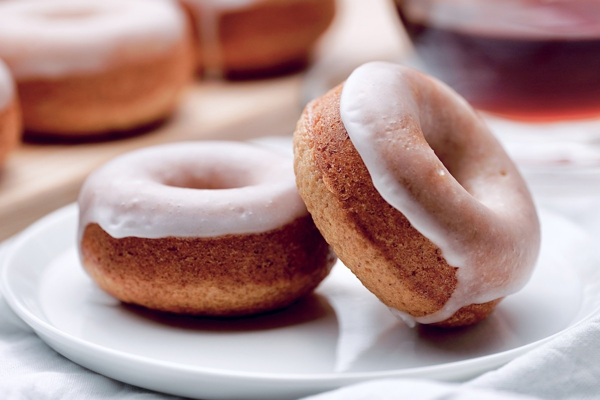 シュガーグレーズの焼きドーナツとコーヒー