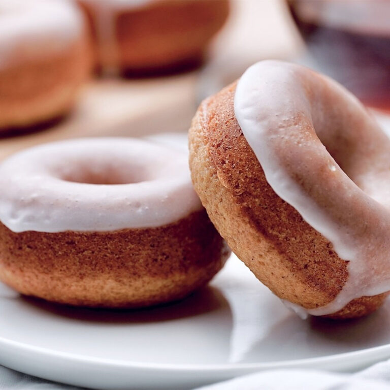 シュガーグレーズの焼きドーナツとコーヒー
