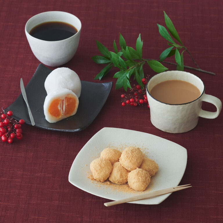 冬の和菓子とコーヒー